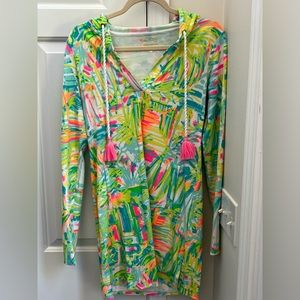 Lilly Pulitzer coverup like new size XS with hood & pockets!